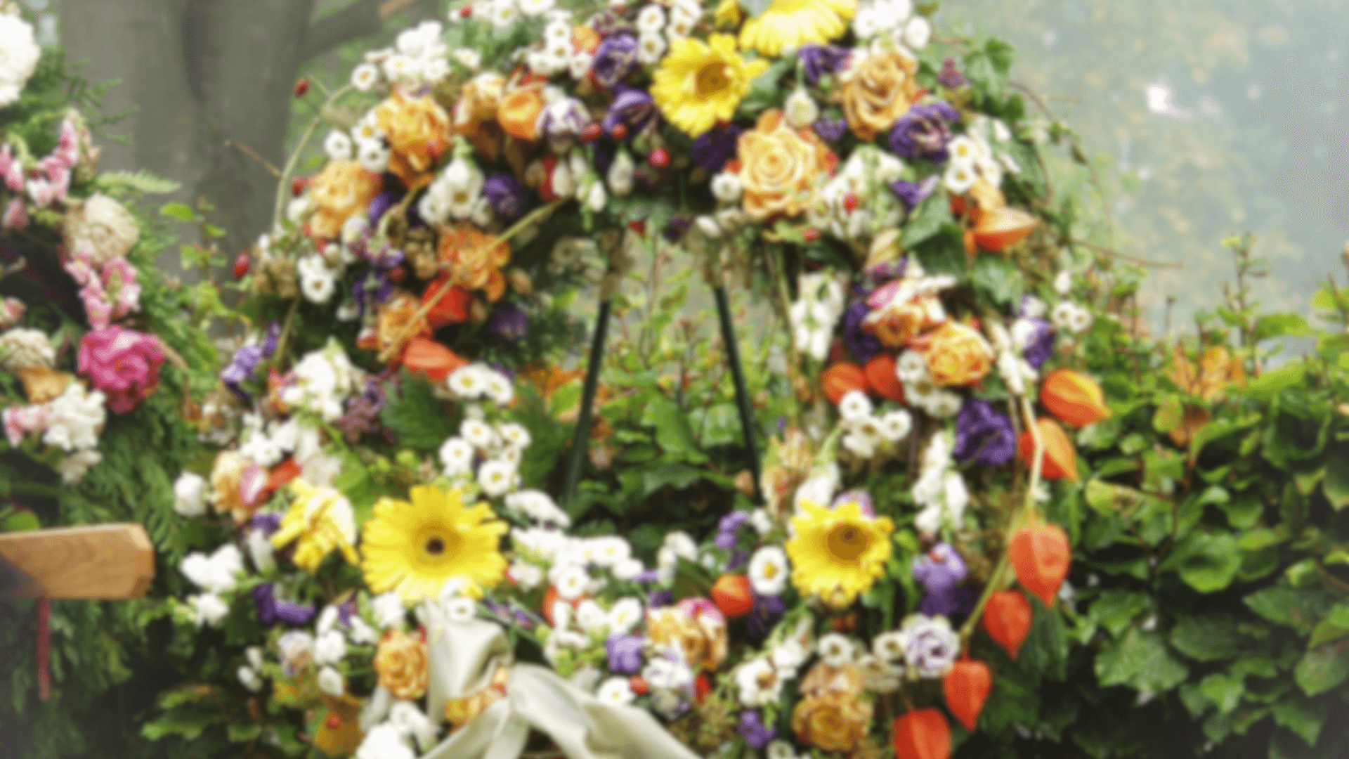 Coroa de flores brancas